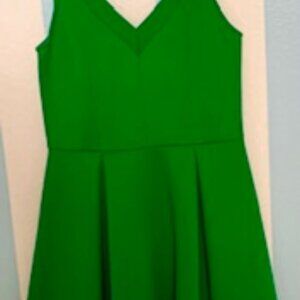 Beautiful Kelly Green dressy dress, size 8 petite